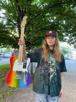 Fender Girl In Red Pride Guitar 01 255x340