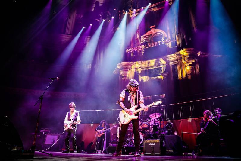 Jeff Beck (Links) und Johnny Depp beim Auftritt in der Royal Albert Hall am 30. Mai 2022 (Photo Credit: Christie Goodwin/Warner Music)